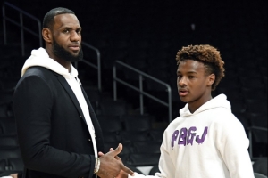 余嘉豪憶高中與布朗尼當(dāng)隊(duì)友：詹姆斯來(lái)看球引轟動(dòng) 他的氣場(chǎng)很強(qiáng)