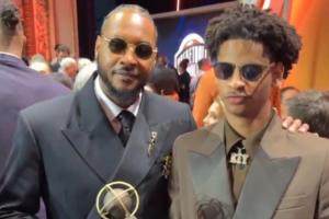 分享喜悅！新晉名人堂成員安東尼和兒子基揚拍照留念