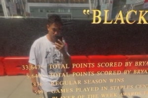 趙繼偉社媒曬在斯臺(tái)普斯中心外參觀科比雕像視頻：8  24??