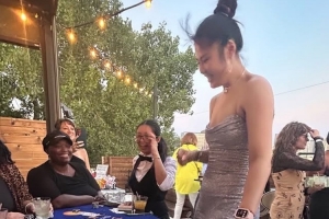 性感荷官在線發(fā)牌！李月汝和隊(duì)友玩21點(diǎn) 吊帶裙吸睛