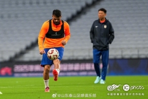 山東泰山在進(jìn)行賽前踩場(chǎng)訓(xùn)練，積極備戰(zhàn)明天與上海申花的中超聯(lián)賽