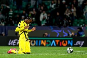 德媒：丘庫埃梅卡膝蓋存在游離體需接受手術(shù)，多特決定冬歇期再做