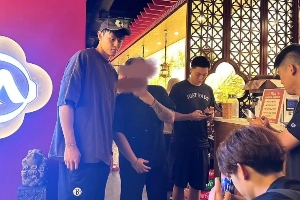 小曾穿籃網(wǎng)訓(xùn)練褲！網(wǎng)友在曼哈頓遇到曾凡博胡明軒：兩人都很友好