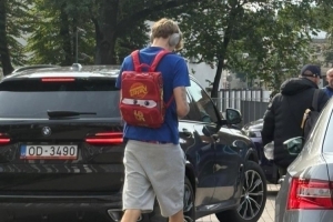 背上我心愛的小書包！賽前穆里寧背著一個卡通小書包前往球館