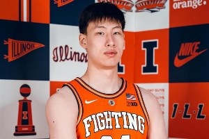 郇斯楠曬伊利諾伊大學訪校定妝照：很開心能帶上國旗拍照