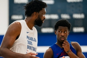 76人官方曬訓(xùn)練照：恩比德指導(dǎo)探花秀埃奇庫姆 馬克西&麥凱恩在列