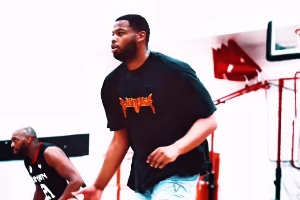 北京大外斯佩爾曼近期球場(chǎng)訓(xùn)練照 明顯瘦了很多&曾一度接近280斤