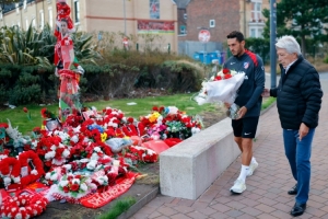 紀(jì)念若塔，馬競(jìng)主席塞雷佐和隊(duì)長(zhǎng)科克在安菲爾德球場(chǎng)外為其獻(xiàn)花