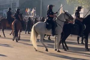 場(chǎng)面失控????伯納烏球場(chǎng)外大批馬賽球迷與警方爆發(fā)沖突