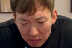 新表情包！周琦曬北京小吃挑戰(zhàn)之三巨口：是我吃的地方不對(duì)？