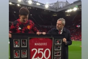 馬奎爾領(lǐng)取曼聯(lián)250場紀念球衣，B費社媒祝賀：重大成就??
