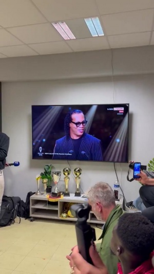 榜樣！登貝萊青訓母隊埃夫勒觀看金球典禮，官宣后孩子們瞬間沸騰