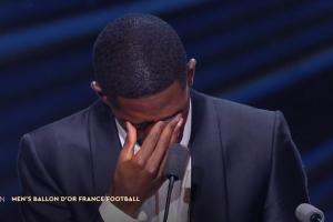 喜極而泣！登貝萊當(dāng)選2025年金球獎(jiǎng)，發(fā)表獲獎(jiǎng)感言時(shí)激動(dòng)落淚