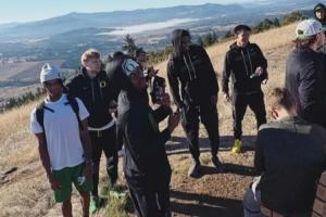 約等于官宣？林葳身穿俄勒岡大學(xué)隊(duì)服&上腳科比4 和隊(duì)友一起爬山