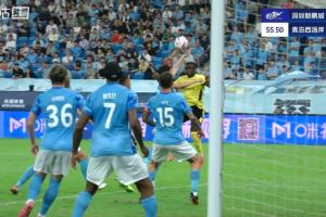 逆天手球！楊一鳴防守中伸手“打排球”送點，阿齊茲點射反超比分