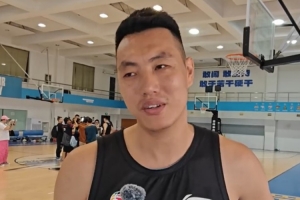 怎么幫趙睿融入球隊(duì)呢？方碩：還用我?guī)退麊?？他到哪兒都自?lái)熟