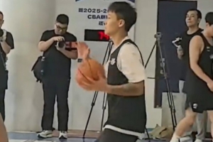 好好磨合！趙睿和北京男籃隊(duì)友配合訓(xùn)練 越來(lái)越熟悉了