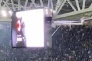 尤文球迷賽前掌聲歡呼致敬阿萊格里，并拉橫幅：謝謝你做的一切