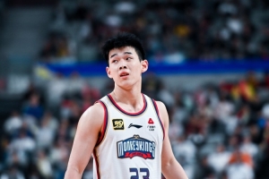 林葳：NCAA的強(qiáng)度跟國(guó)際賽場(chǎng)一樣 非?？?剛來(lái)時(shí)適應(yīng)了一段時(shí)間