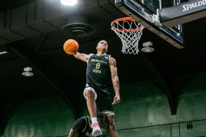 這四扣什么水平？奧尼爾二兒子沙基爾拿到校隊扣籃大賽冠軍！