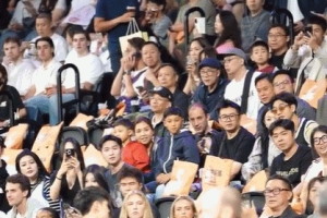 是偶像也是爸爸隊友！周琦兒子“糊糊”被曾凡博抱起 2人親密互動