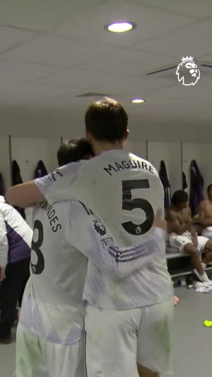 英雄凱旋！馬奎爾賽后回到更衣室，隊(duì)友拍頭鼓掌歡迎+B費(fèi)搞怪慶祝