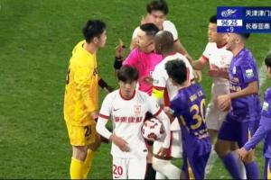 白忙活！亞泰門將拖延時間染黃，隨后示意抽筋被主裁指著鼻子警告