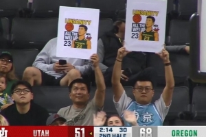 有心了！俄勒岡大學比賽現(xiàn)場有同曦球迷為林葳加油助威