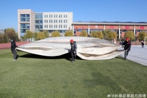 立冬將近 亞泰基地為草坪蓋上“棉被”越冬