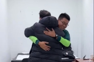 老友相見！亞泰主帥蘇亞雷斯與國安隊(duì)工作人員熱情擁抱