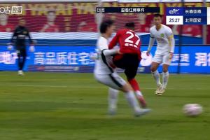 逃過一劫？卡米洛飛蹬江文豪腹部染黃，VAR介入認(rèn)定非紅牌