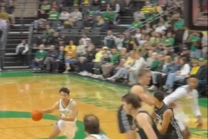 NCAA生涯首次助攻！林葳妙傳隊(duì)友吃餅 球迷高喊“Let’s go Wei”