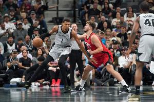 夾懵！阿杜8失誤&全隊(duì)24個(gè)失誤 控衛(wèi)問(wèn)題制約火箭打不了高端局？