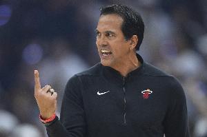 斯波談絕殺：助教奎因發(fā)明的&我讓他畫(huà)出來(lái) 戰(zhàn)術(shù)條我們留4年了