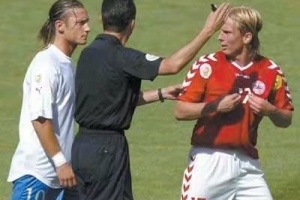 托蒂談2004年歐洲杯自己吐口水：我很后悔，我至今依然感到羞愧