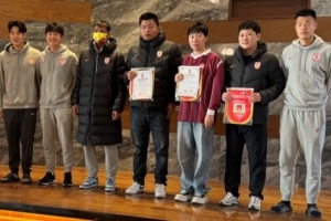 亞泰為賽季客場全勤球迷頒發(fā)紀(jì)念證書，譚龍、玄智健等球員頒獎