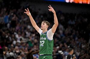 力劈華山！弗拉格反擊一條龍 連續(xù)過(guò)人起飛大鵬展翅單臂暴扣