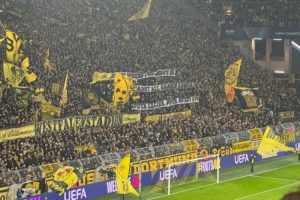 多特球迷拉橫幅聲援黃潛球迷：反對西甲海外賽，去他媽的西甲