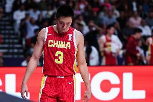 進(jìn)攻毫無(wú)斬獲！胡明軒半場(chǎng)2中0未得分 僅拿1板2助