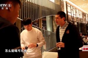 自律！邵佳一在飯桌旁告誡西海岸球員：職業(yè)球員怎么能喝可樂呢？