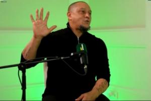 卡洛斯談首次對(duì)陣梅西：他太快了，我想拽他球衣反倒扭歪了手指