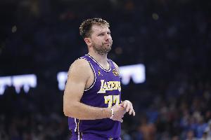 東契奇外線連續(xù)虛晃后突破 弗拉格一路“護(hù)送”前者輕松上籃！