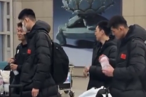 眾人神情輕松！中國男籃已經(jīng)抵達韓國 隊長趙睿隨隊出征