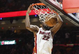 15中10砍下31分6板！斯波：維金斯針對(duì)侵略性防守及時(shí)做出了調(diào)整