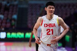 擁有周琦、胡金秋這樣的頂級(jí)內(nèi)線 按理說(shuō)中國(guó)隊(duì)不能在籃板上吃虧