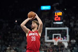 苦苦支撐！申京中路突擊 強(qiáng)攻拋投打中帶隊追到3分