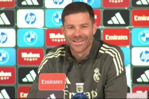 輕松一刻??皇馬發(fā)布會響起碰碰車音樂，緊繃的阿隆索終于笑了