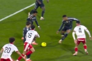 李哥蒙頭龍哥跪??羅德里戈調整步點準備射門，姆總半路殺出打偏