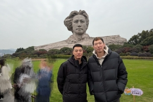 周琦曬與翟曉川等隊(duì)友的合照：十年又來(lái)橘子洲頭 我倆一隊(duì)了