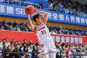 小將表現(xiàn)不錯！楊溢7中3拿到10分4板6助2斷 正負值+23